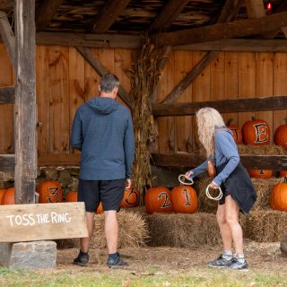 2 adults play ring toss