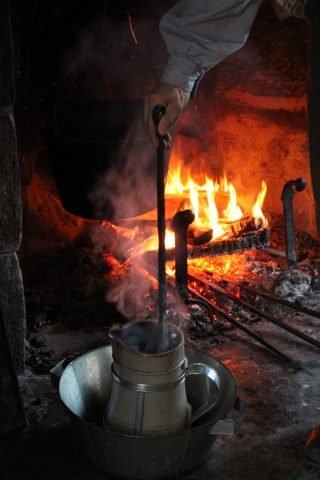 mulling cider with a hot poker